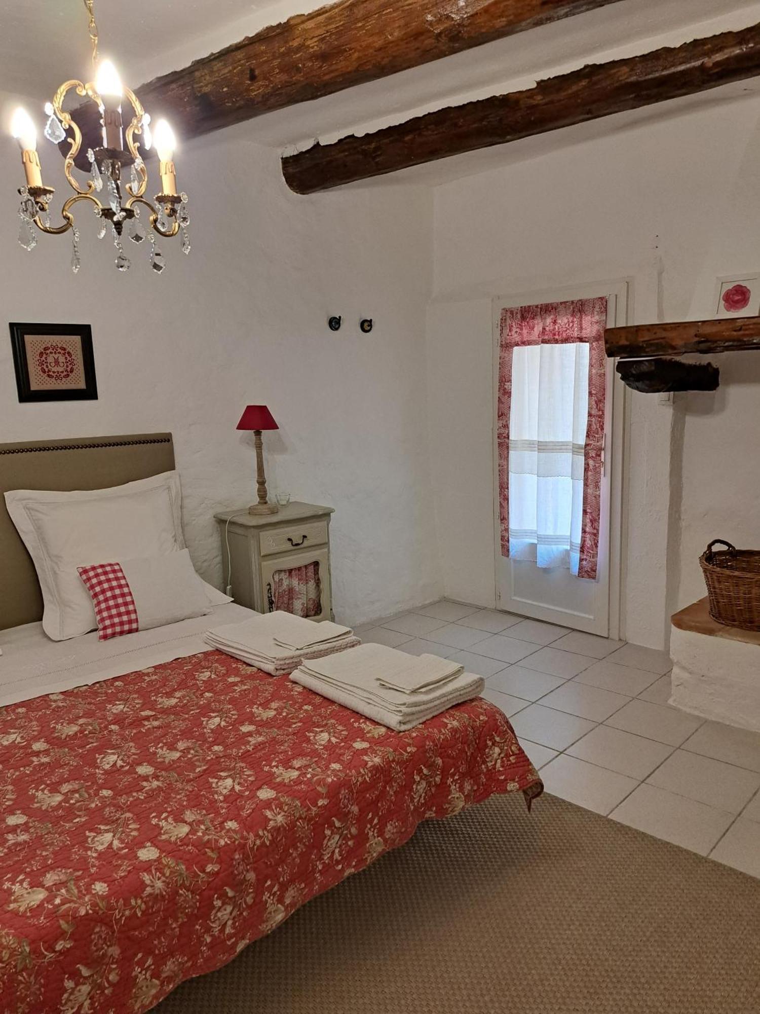 La Maison De Gisele Bed and Breakfast Saint-Victor-des-Oules Exteriör bild
